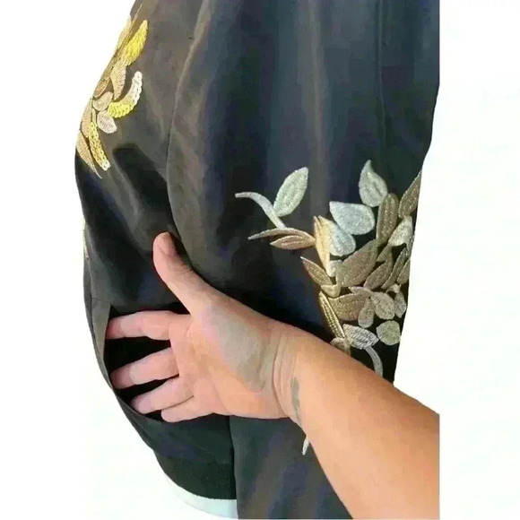 Black bomber jacket with gold embroidery & sequin floral motif Molly Bracken - Picture 4 of 9